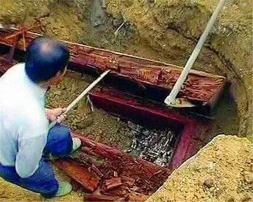 工人挖出血棺,考古队刚揭下女尸面纱,专家大呼:危险,赶紧撤!