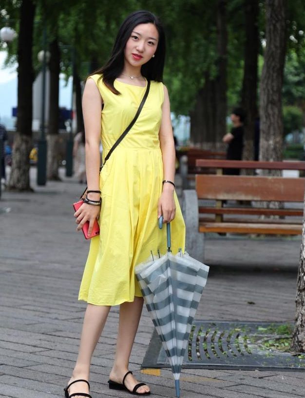 街拍：长发飘飘的小美女，一袭吊带连衣裙，十分飘逸