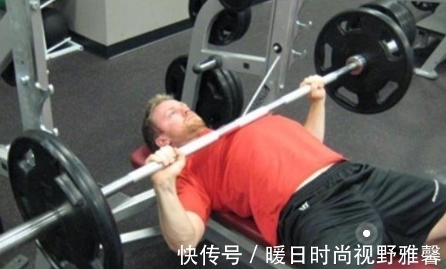 动作|胸肌很难练成？健身大佬常用的4个黄金练胸动作，你会吗？
