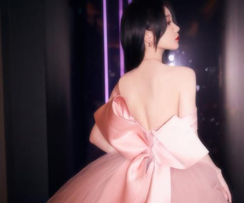 太尴尬!徐梦洁穿郑爽1年前礼服还同台,而孟美岐场场高定