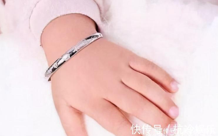 口欲期|9个月孩子戴银手镯引祸患,体检后当场扔掉,90%父母后悔太晚看到