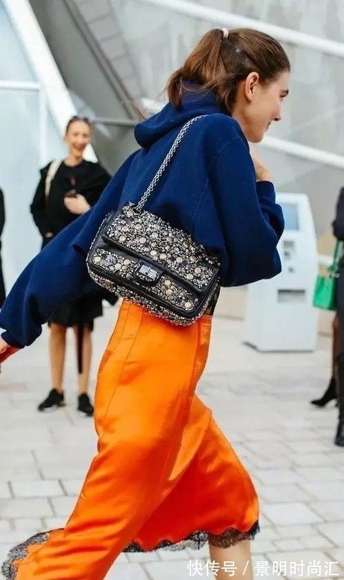 柑橘橙 这个能让冬季变得灵动有趣的颜色,只要穿对了,绝对是最吸睛穿搭