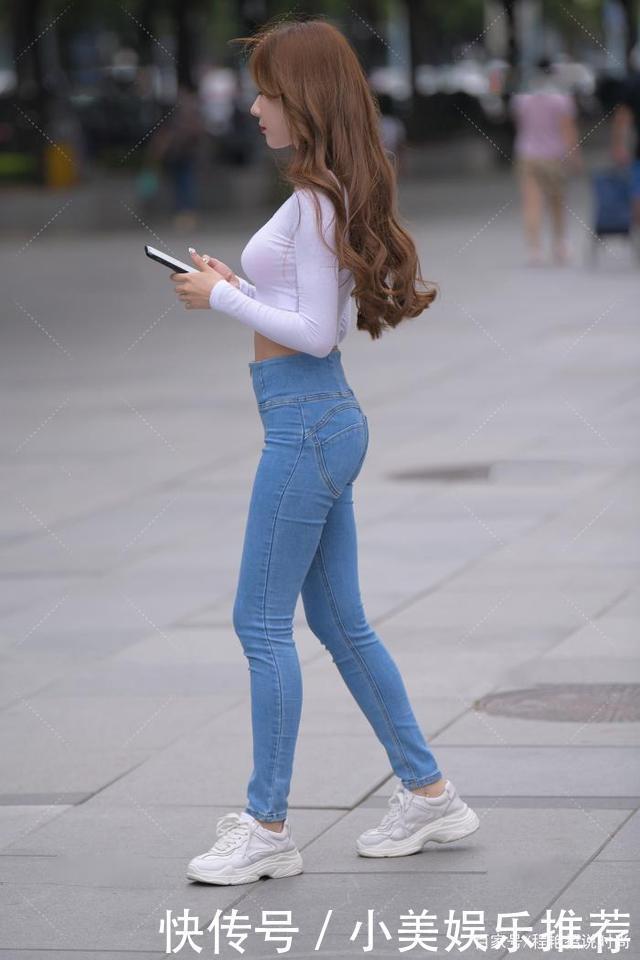 紧身衣|白色长袖搭配蓝色牛仔裤,清新甜美,青春活力十足