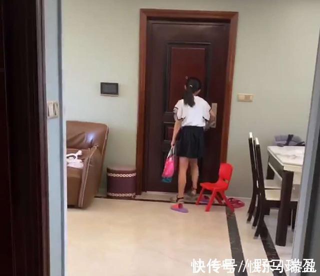 姐姐|姐姐去上补习班,弟弟偷偷“调包”姐姐的矿泉水,妈妈自讨苦吃