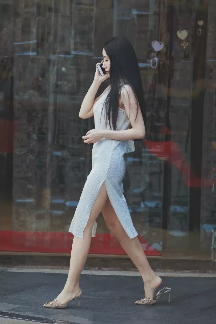 高跟鞋气质典雅，塑造出女性经典的时尚