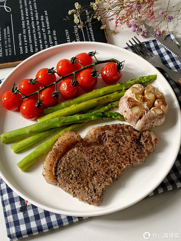 颜小厨|煎牛排时,万万不可直接下锅就煎,多加这一步,牛排鲜嫩更好吃