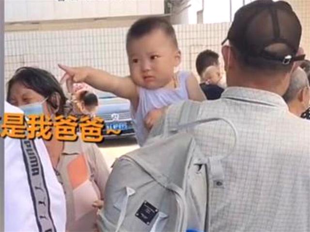 打疫苗|萌娃打疫苗时认错爸爸,不断“求抱抱”,爷爷奶奶哭笑不得