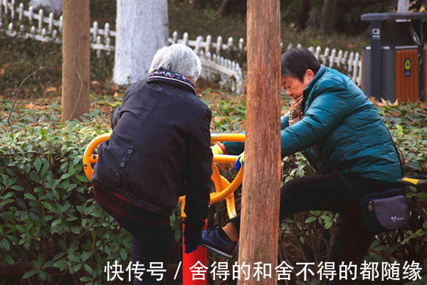 菠菜|五十岁以上女性如何补充体内钙质多吃三种食物,预防骨质疏松