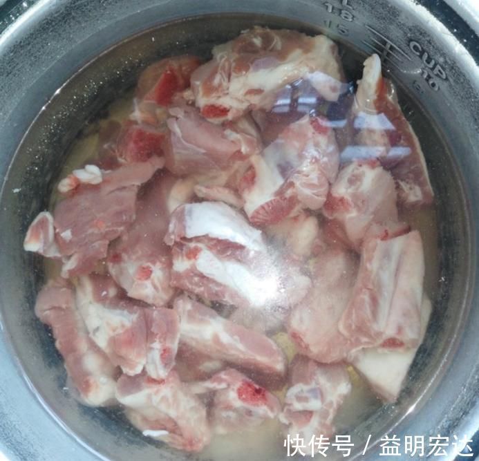 为什么给排骨焯水之后肉质更腥更柴了？水用错了，好吃才怪