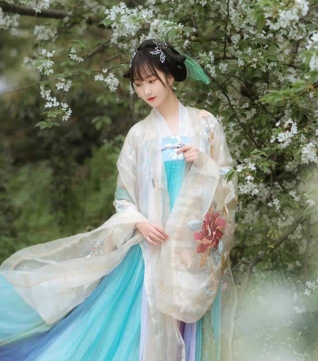 嚣尘#点绛唇·词:暮色欺红瘦。冰冷酒。折弦枕袖,半盏伤心透