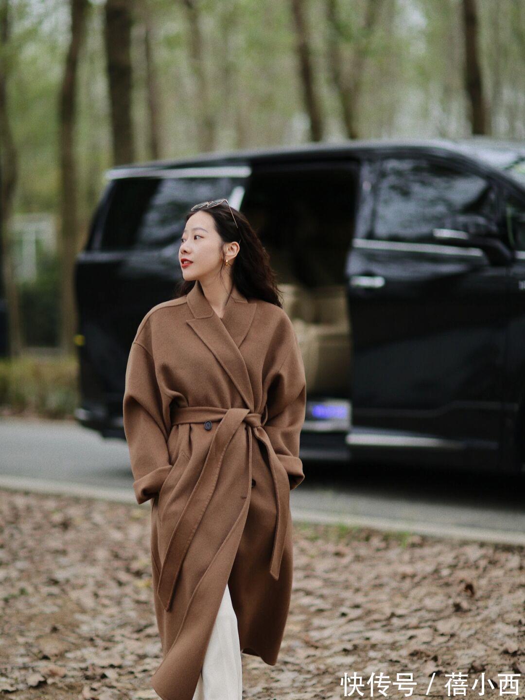 视觉效果|奔三奔四的女人,建议多穿“大地色大衣”,搭配裤子、裙子真高级