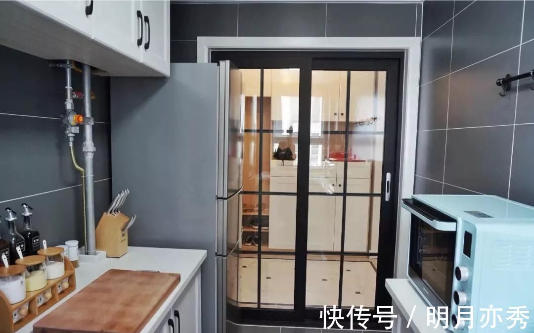 油烟|有钱人厨房早就不装推拉门，他们更爱装这种门，后悔我家装错了