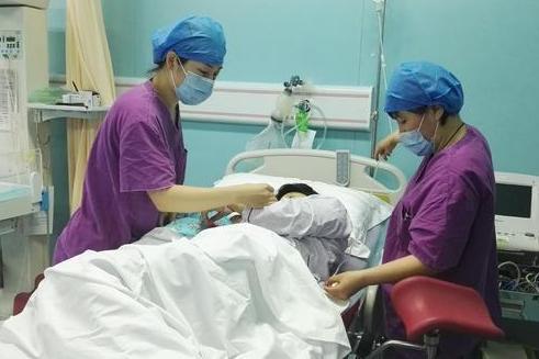 孩子|男孩陪46岁妈妈生产,医生夸赞孝顺,妈妈他是孩子的爸爸