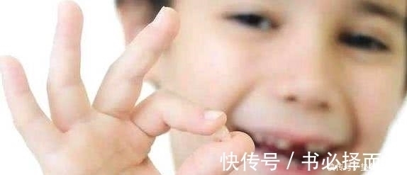 孙子|7岁孙子长出“双排牙”,每一颗都要拔,奶奶自责都是我的错