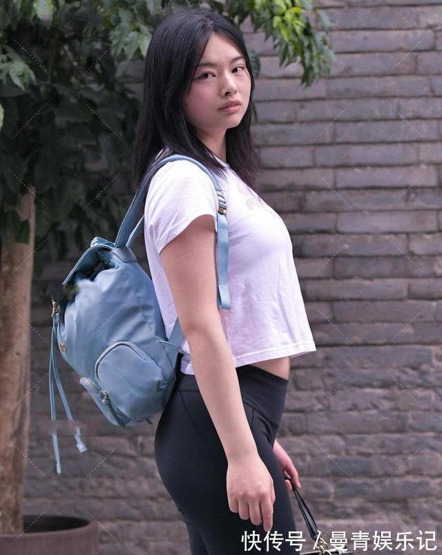 运动风 宽大的白色T恤配黑色打底裤,低调的运动风,让运动更高级