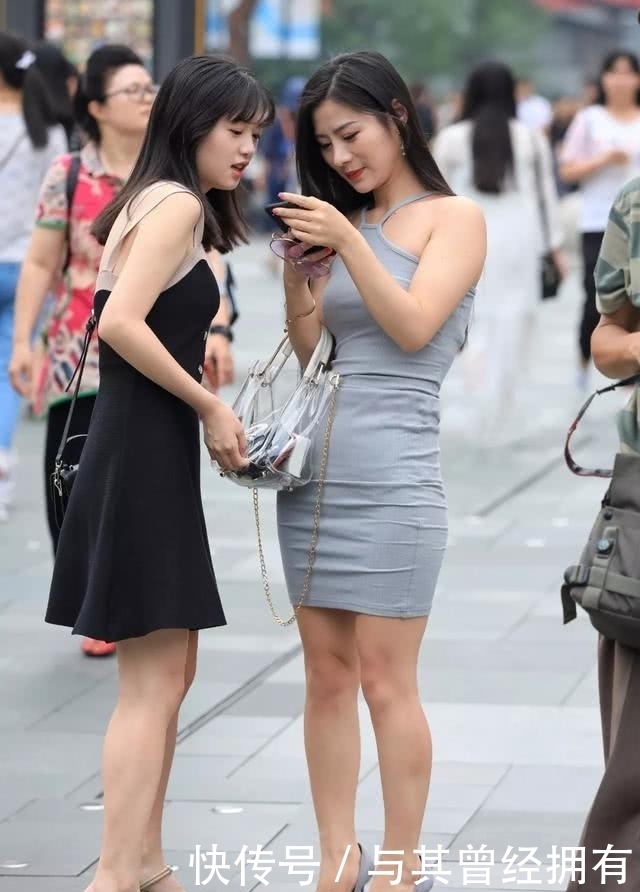 街拍: 优雅气质闺蜜小姐姐逛街,网友: 气质好穿什么都好看!