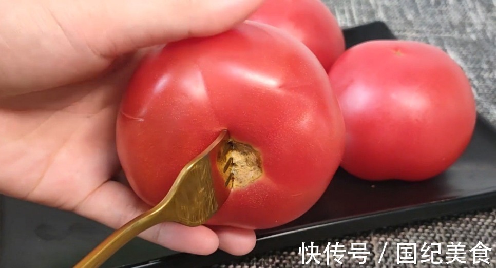 西红柿去皮最忌用开水烫，教你2个小妙招，快速去皮营养不流失！