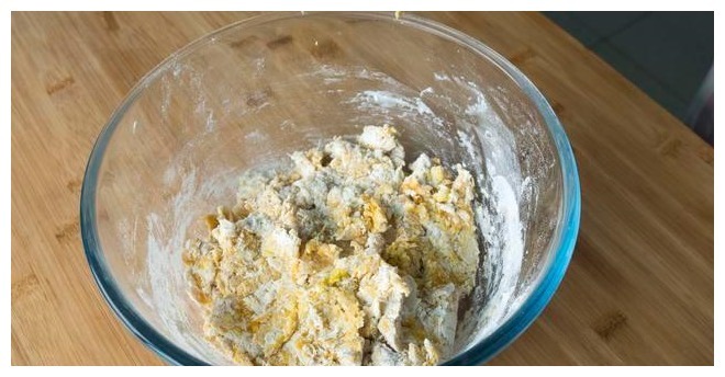 红薯最好吃又简单的做法,打入2个鸡蛋,不用加水,出锅金黄诱人