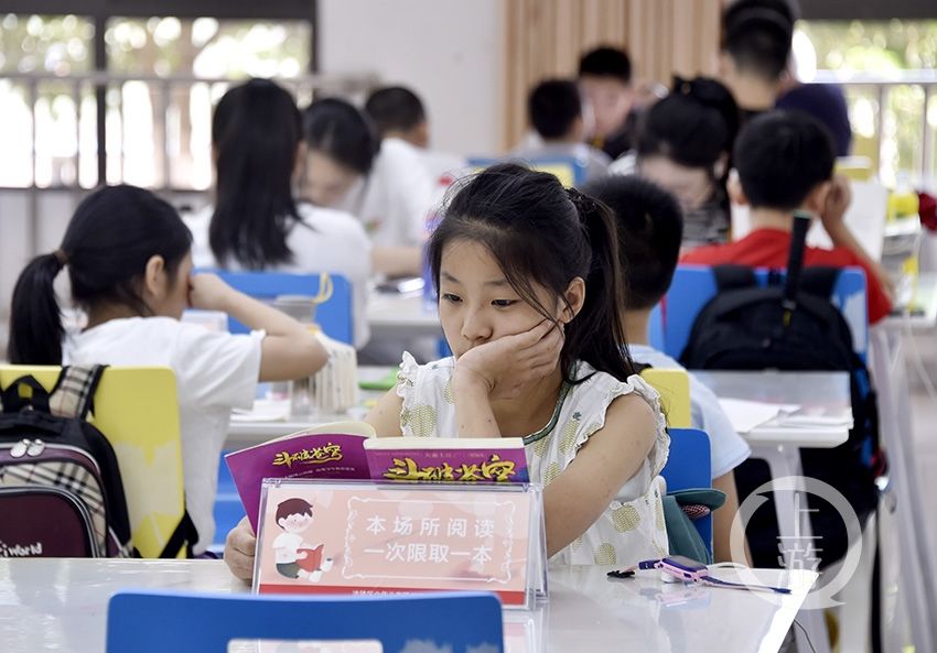 纳凉读书两不误 图书馆成学生暑期打卡新地标|高温·生活 | 暑期