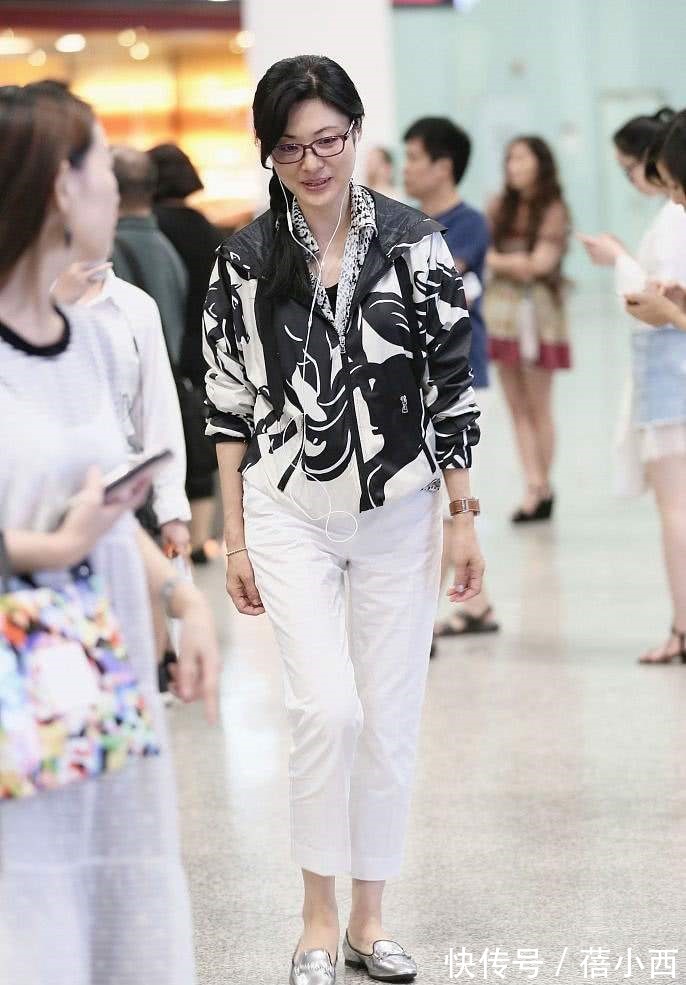 半身裙|周涛的私服穿搭才叫高级,印花外套配小白裤好美,60后女性可照穿