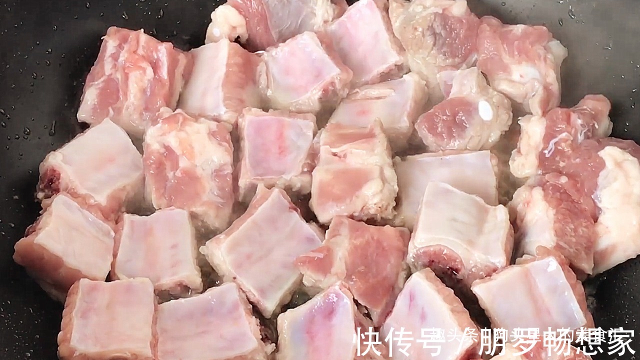 做法|做排骨,不要焯水跟油炸了,教你一个做法,软烂脱骨,超下饭