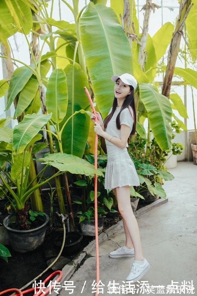 长发美女T恤衫百褶裙搭配一双小白鞋少女感十足,美美哒