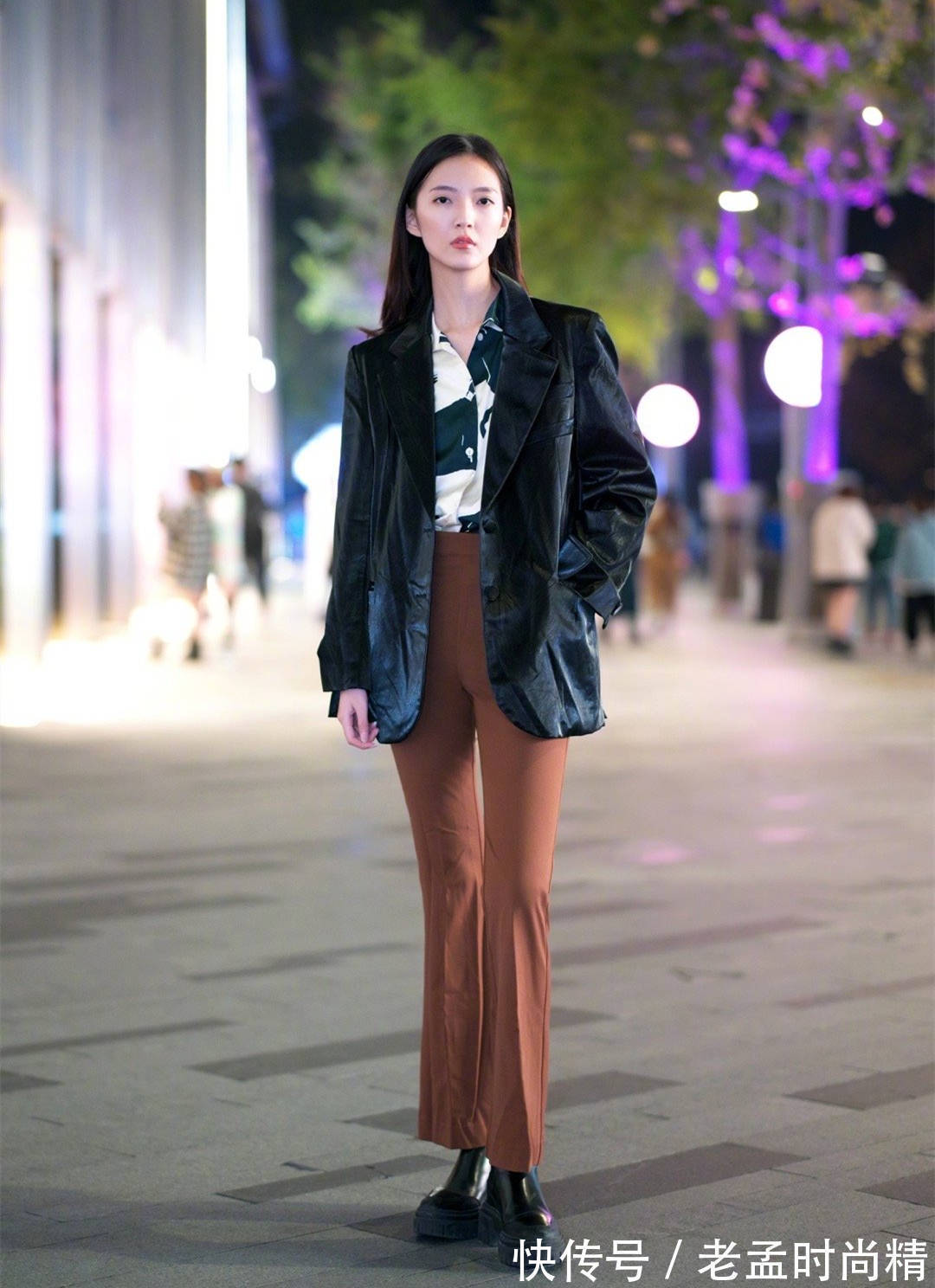 牛仔蓝|穿“喇叭裤”,怎么搭配上衣、鞋子?