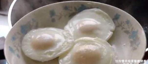 煮荷包蛋时,总有白沫易散开大厨教您1招,完整嫩滑不粘锅