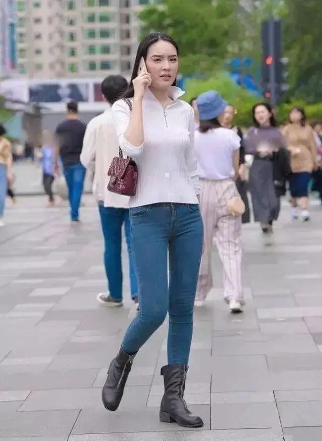 短袖 牛仔打底裤搭配白色上衣,有过度有层次感,展现修长曲线美