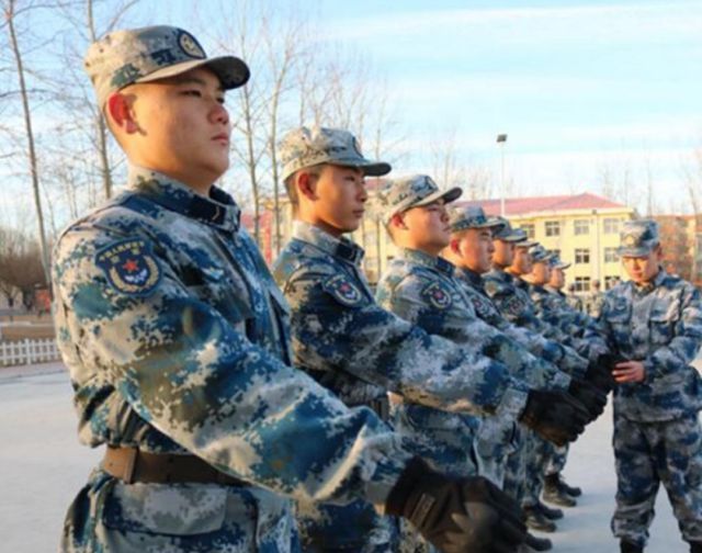 俯卧撑|新兵训练,1分钟做多少个俯卧撑才算合格?普通人难达到