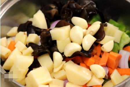 不用去饭店,三汁焖锅在家就能做,一大锅不到30元就让家人吃到撑