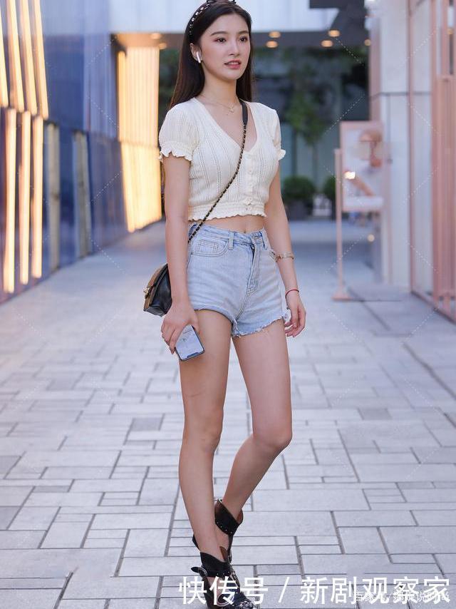 袖子|淡黄袖子配浅色牛仔短裤,阳光明媚,清新减龄