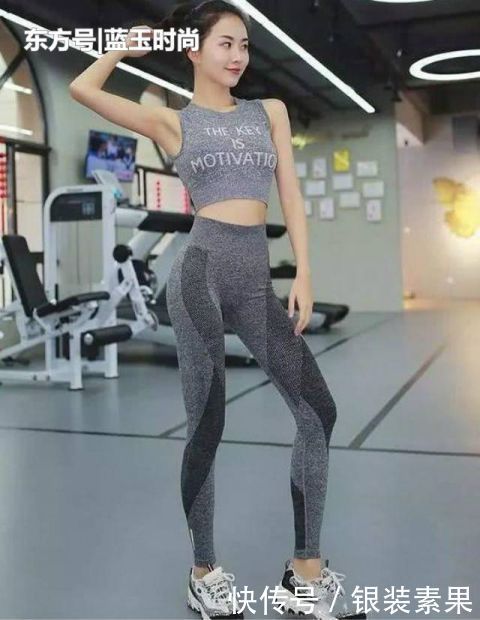 底裤|街拍迷人靓丽的打底裤小姐姐,展现纯色简约范,更有气质