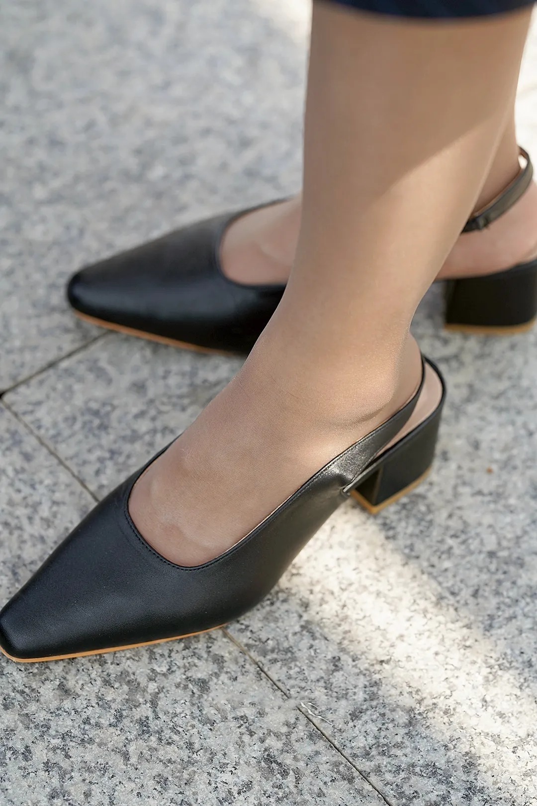 街拍：优雅尖头鞋搭配白衬衣半身裙，让女生更加赏心悦目