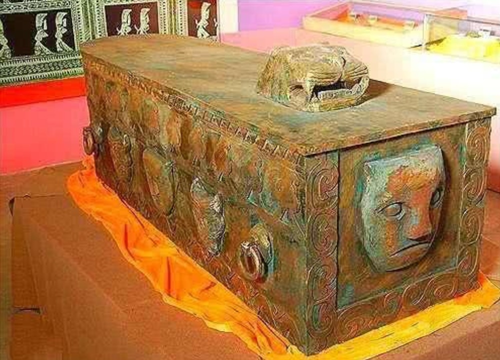 上级|村民修路挖出一口铜棺,专家上报申请保护,上级回应:火速熔化