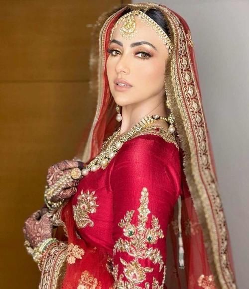  宝莱坞|宝莱坞女星萨娜?汗的婚纱照，lehenga透出中国红的喜庆