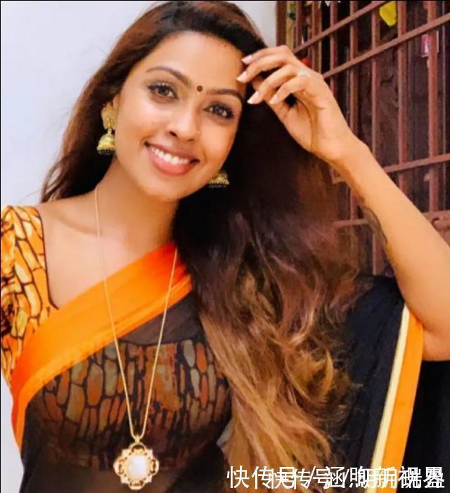 肖像画|欣赏油画中裸体女演员1个丰神绰丽的姿势,显露画家娱乐至上心境