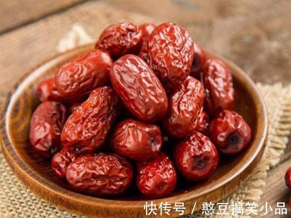 鲜枣|红枣到底该生吃还是泡水喝,很多人都吃错了,怪不得没效果!
