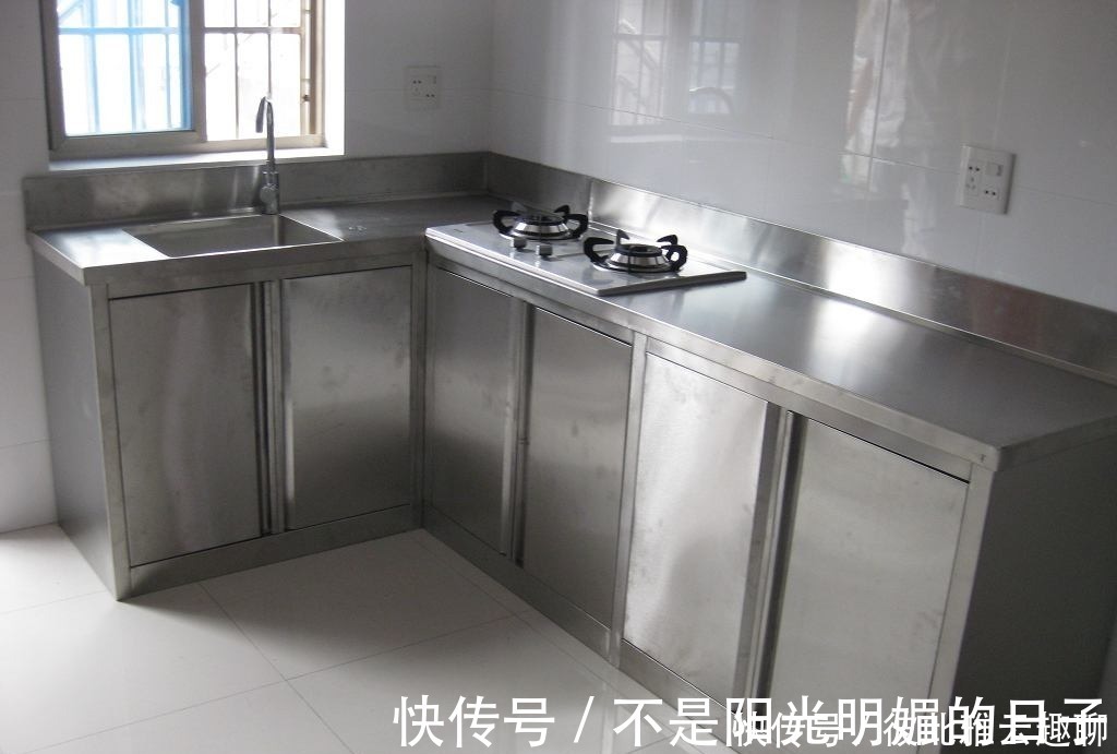 台面|越来越多人厨房橱柜这样装修，幸好老师傅提醒我，太实用了