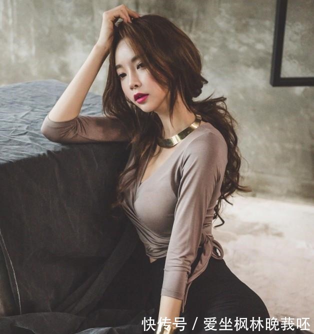 妩媚 V领紧身T桖，搭配包臀裙，妩媚妖娆！