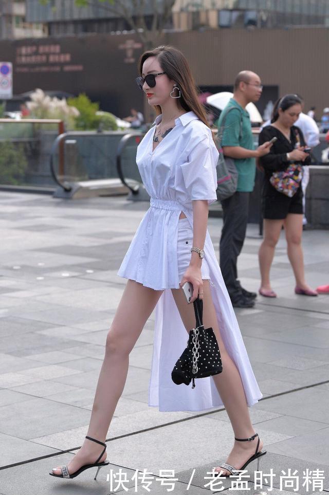 展现|街拍:美女的另类造型, 给连衣裙加条“尾巴”, 展现牛仔短裤的魅力