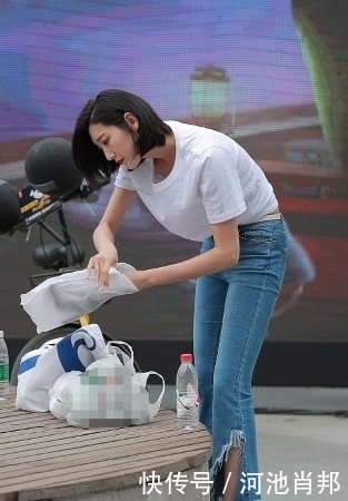 拍照|路人街拍,侧着身子拍照,非常显女性的身材曲线