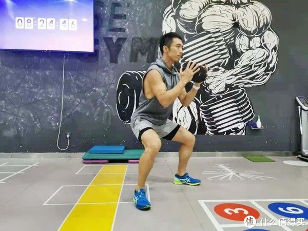 动作|健身成长手册 篇二十二：一对哑铃练遍全身肌群，14个哑铃健身动图，新手跟练起来