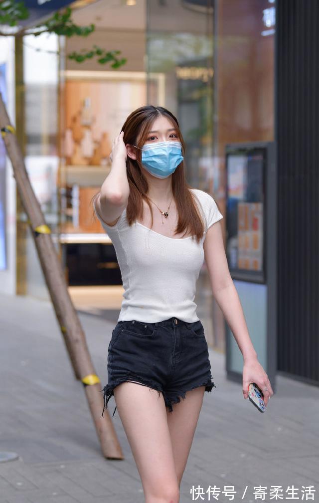 短裤 白色的针织T恤搭休闲个性的短裤,整个造型显得活力感十足