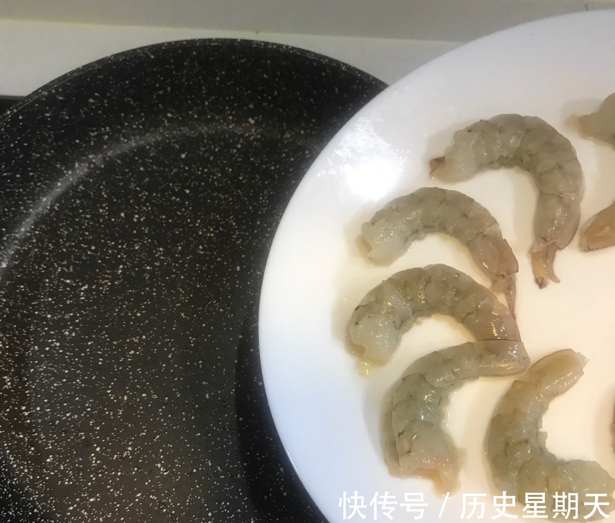 盘子|大虾搭配面包糠，色香味俱全，好吃到舔盘子
