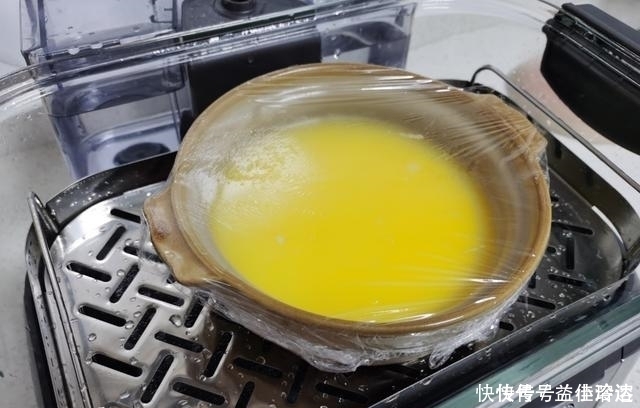 蒸鸡蛋羹,千万不可直接加水,蒸前多加1步,鸡蛋如同果冻般嫩滑