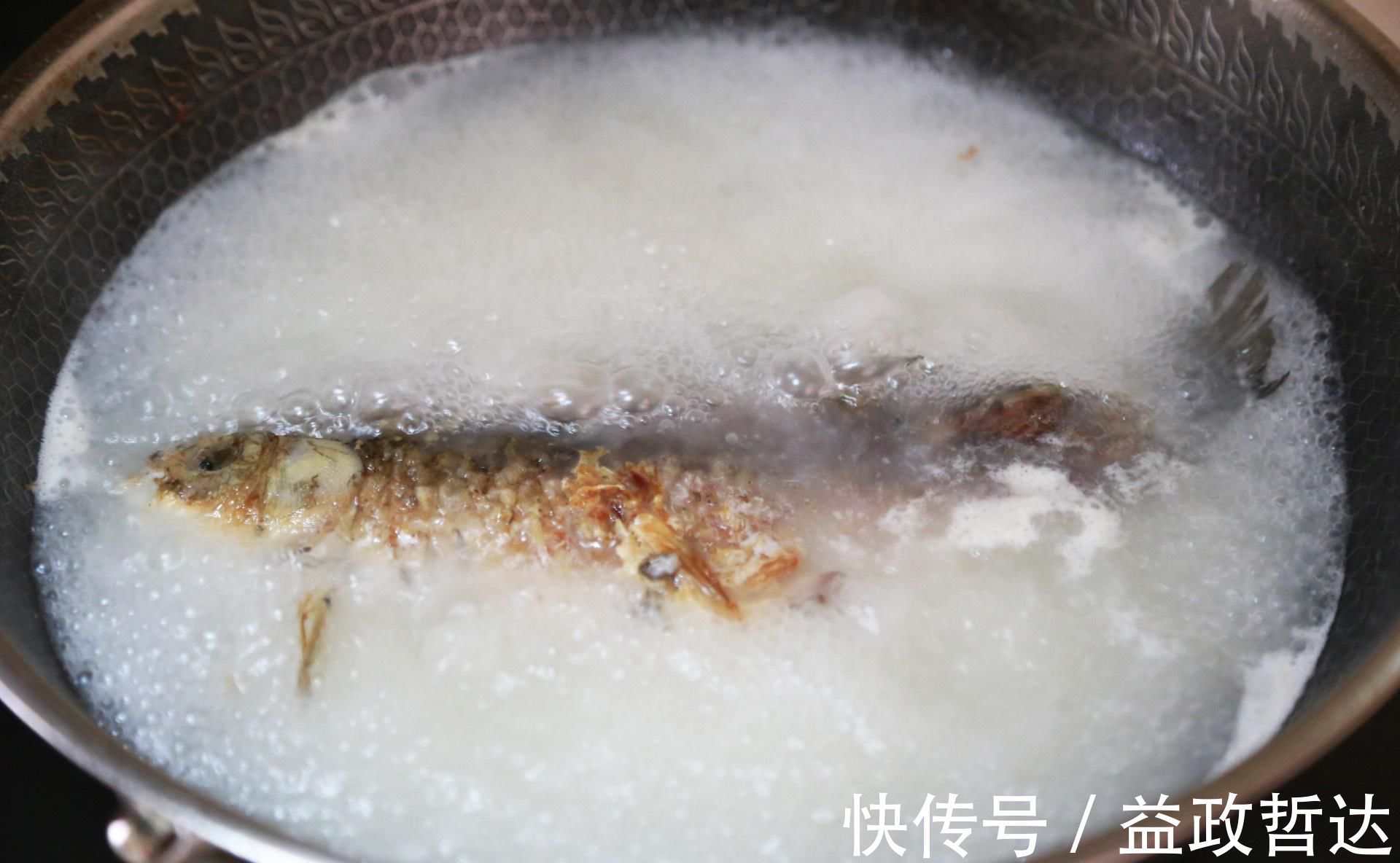 做鲫鱼汤时,用冷水还是用热水?掌握一招,汤汁奶白无腥味,好喝