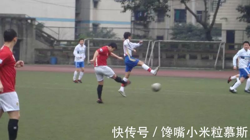 现状|上班族踢球现状:赶场而来,再匆忙而去
