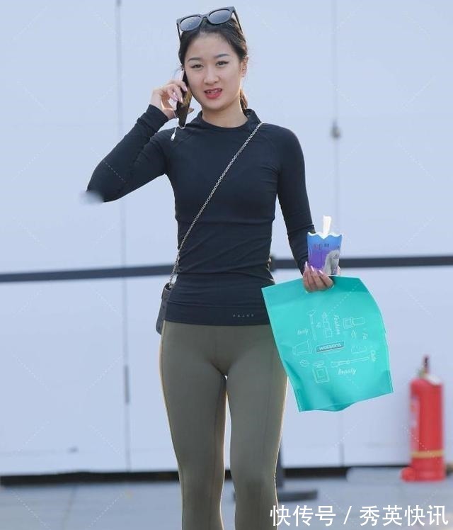 运动装 黑色上衣搭配草绿色瑜伽裤,运动休闲,舒适百搭!