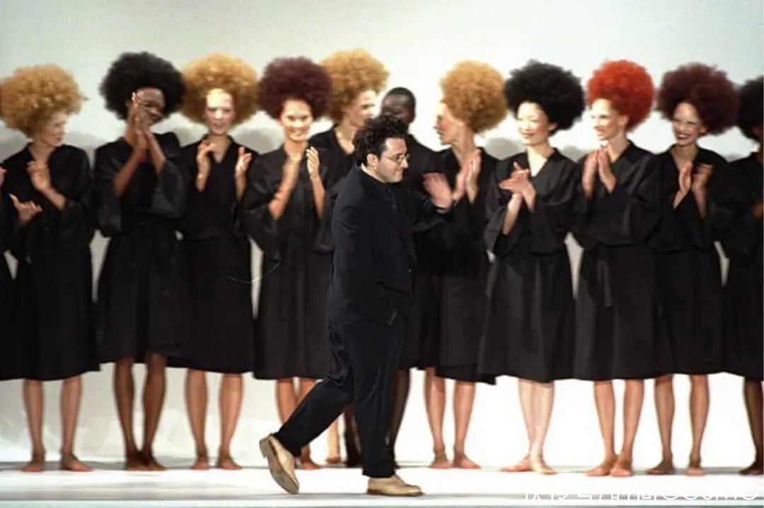 时髦办 |Alber Elbaz走了，他曾说“不尊重女性，作品就会失去灵魂”\＂,\＂i10\＂:\＂时髦办